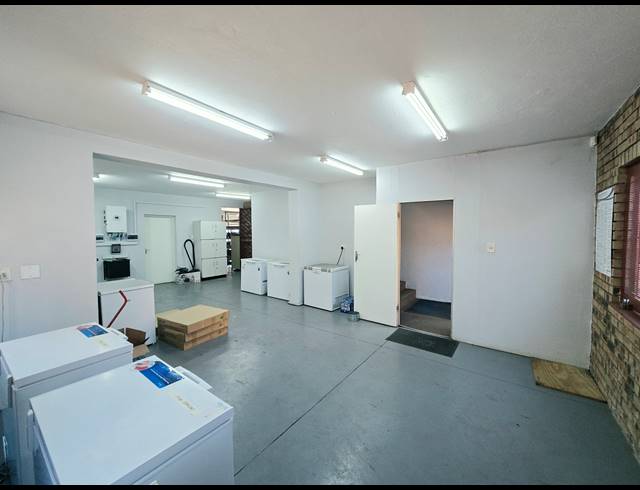 302M² WAREHOUSE FOR SALE IN KYA SANDS